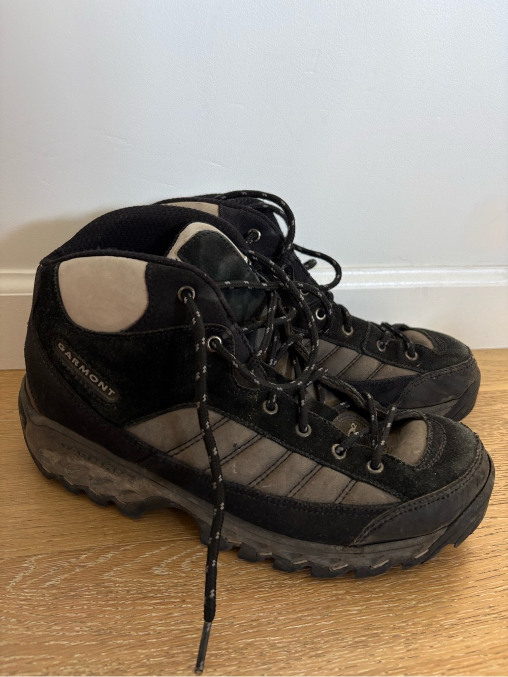 Garmont Men's Black and Gray Hiking Boots
